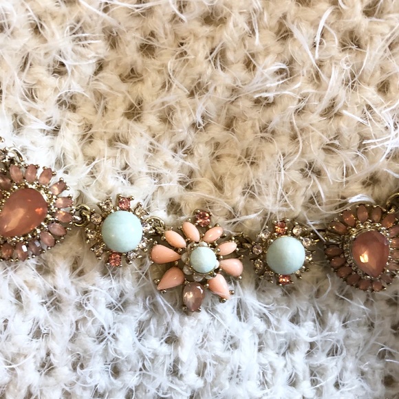 Women’s Statement Necklace - Picture 2 of 3